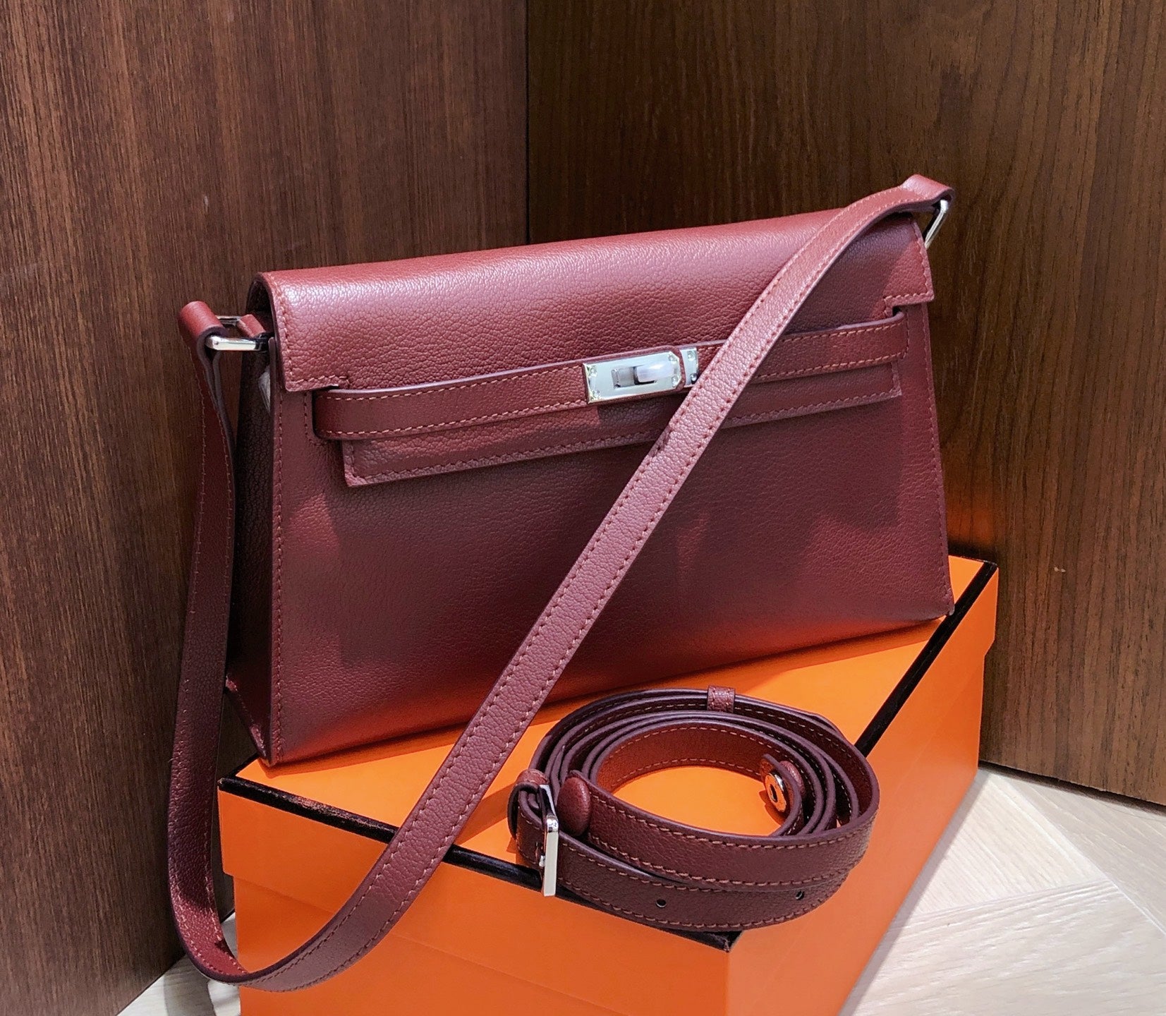 Classic Cowhide Multi-Wear Underarm Baguette Shoulder Bag